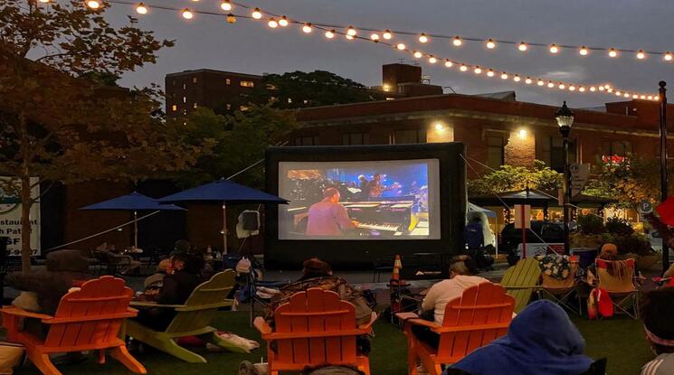 Read more about the article Enjoy the Magic of Outdoor Movies in Virginia